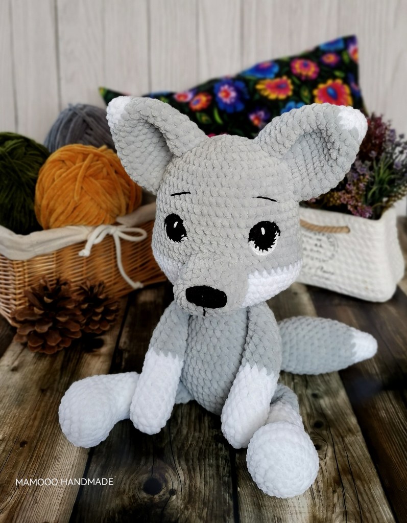 Wilk ręcznie robiony szydełkiem maskotka wilczek