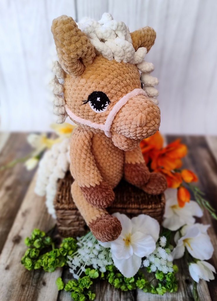 konik szydelko maskotka