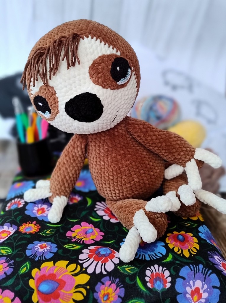 Leniwiec Tymon na szydełku maskotka