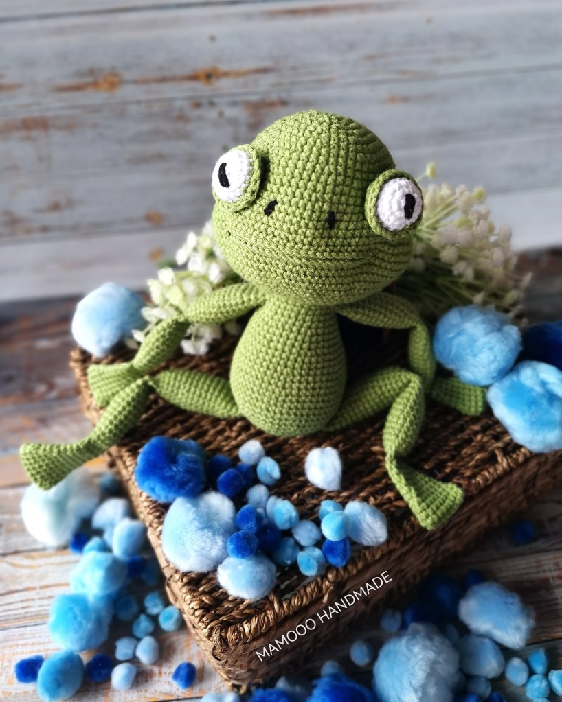Żabka Horacy na szydełku maskotka rękodzieło